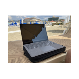 Computer sulla spiaggia
